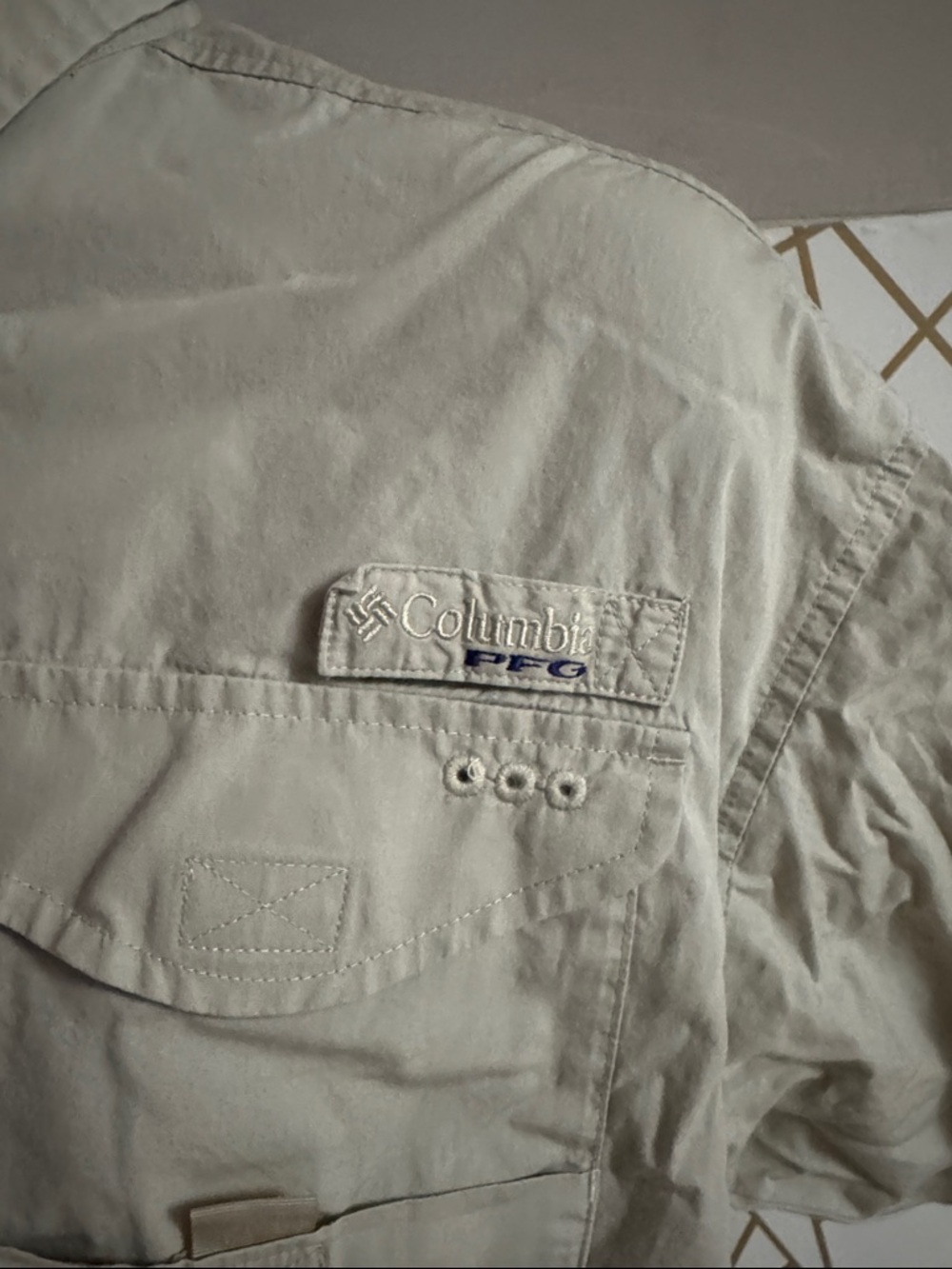 Columbia Light Khaki Fishing Shirt with Fish Graphic - Picture 4 of 7